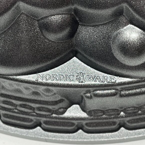 Nordic Ware Holiday Tree Bundt Cake Pan 10 cups cast aluminum EUC - Picture 6 of 8
